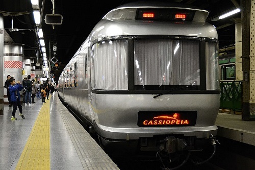Cassiopeia_sleeping_car_at_ueno_station.jpg