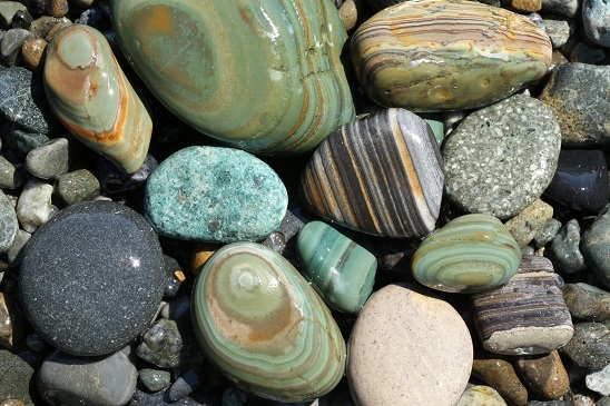 見立海岸の石