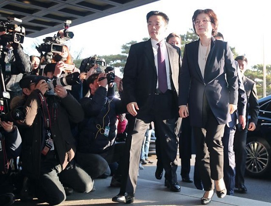 李貞美裁判官は、髪に美容ツール（ヘアカラー）を挿したままソウル鍾路区憲法裁判所の庁舎に入った。