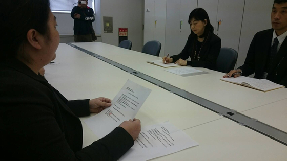 3月3日、瑞穂の國記念小學院に入学予定の保護者と塚本幼稚園の保護者達、数十名が、大阪府庁に小学校の認可を出してほしいと要望書を提出した。