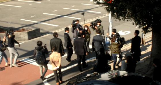 それから、15：00頃、この民進党議員達は、事前の連絡もなくマスコミを引き連れて塚本幼稚園にやって来た。ちょうど園児達がバスで帰る時だった。