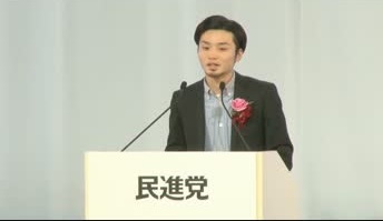 SEALDsの奥田愛基は、民進党の応援スピーチの中で「被選挙権を25歳から18歳に下げてほしいと強く思っています」と述べた。