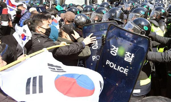 韓国憲法裁判所の罷免決定言い渡し後、機動隊と衝突する朴槿恵大統領の支持者ら＝１０日、ソウル（共同）