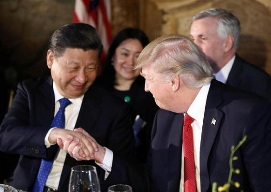 夕食会で握手を交わすトランプ米大統領（右）と中国の習近平国家主席＝６日、米フロリダ州パームビーチ（ＡＰ）