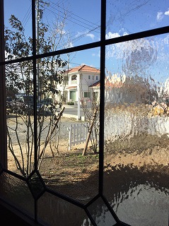 ポンポネッラ　窓ガラス