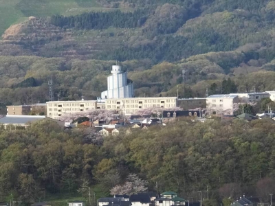 権現山展望台から中井町の「バベルの塔」