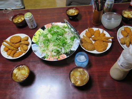 フライ各種、キャベツ千切り、ジャガイモ玉ねぎエノキ豆腐の味噌汁