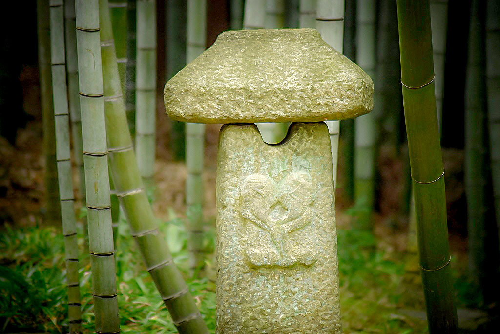 竹林にある石像