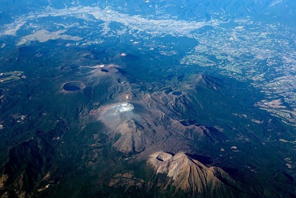 Kirishima_volcano_20111125.jpg