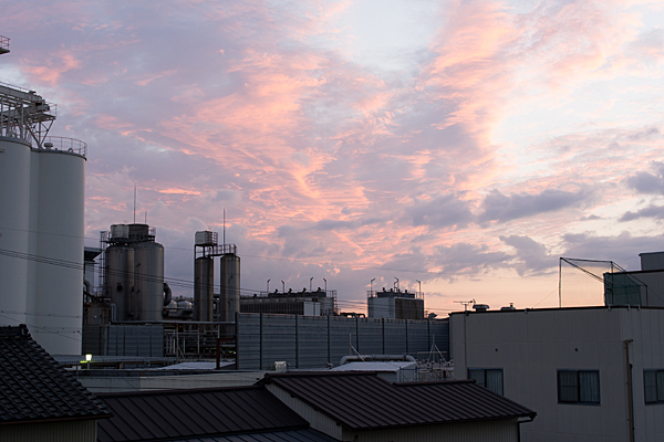 アサヒビール工場と夕焼け空