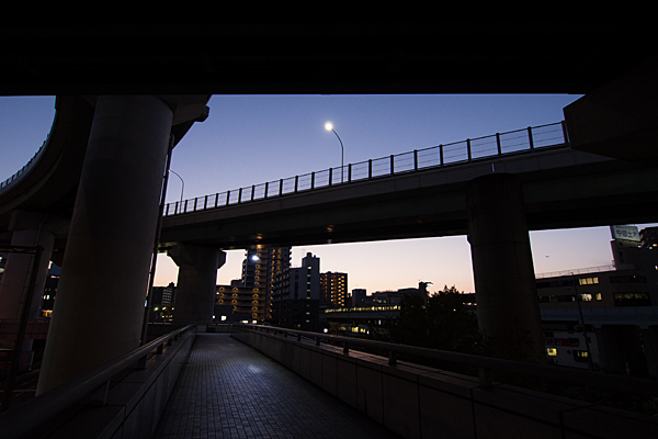 上社ジャンクション夜の歩道橋