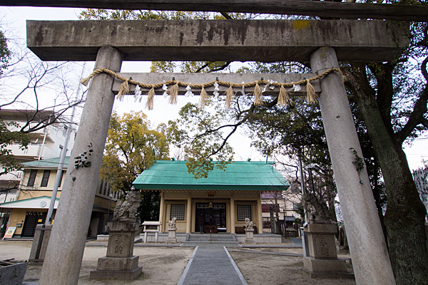 八王子神社一の鳥居越しの拝殿
