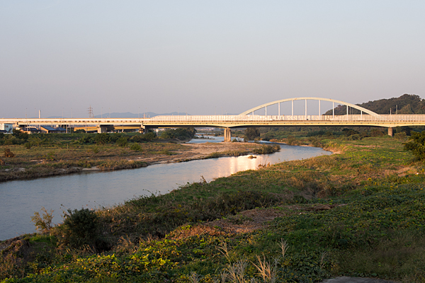 庄内川西日を受ける橋