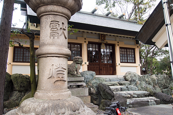 上飯田六所宮灯籠と拝殿